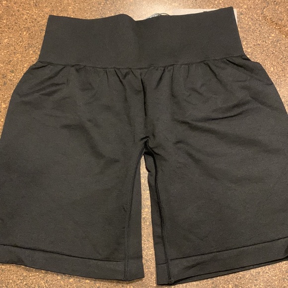 NVGTN Black solid seemless shorts - Picture 2 of 3